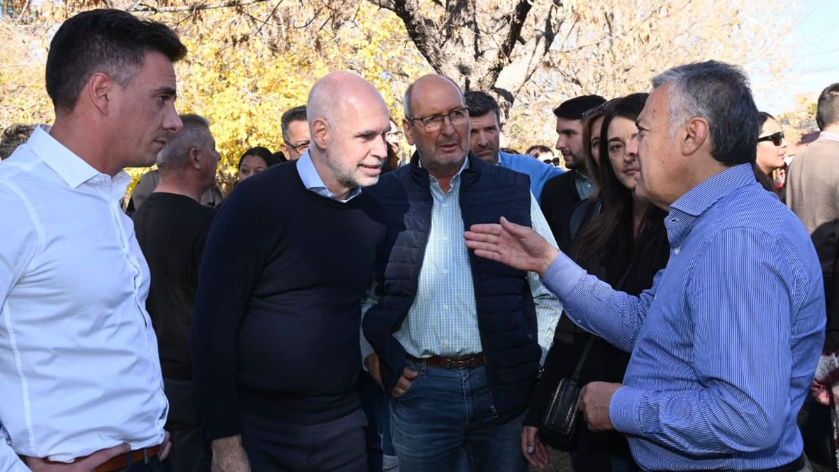 Marcos Calvente, Horacio Rodríguez Larreta, Marcelino Iglesias y Alfredo Cornejo en una parada en Guaymallén. Marcos Calvente, Horacio Rodríguez Larreta, Marcelino Iglesias y Alfredo Cornejo en una parada en Guaymallén.