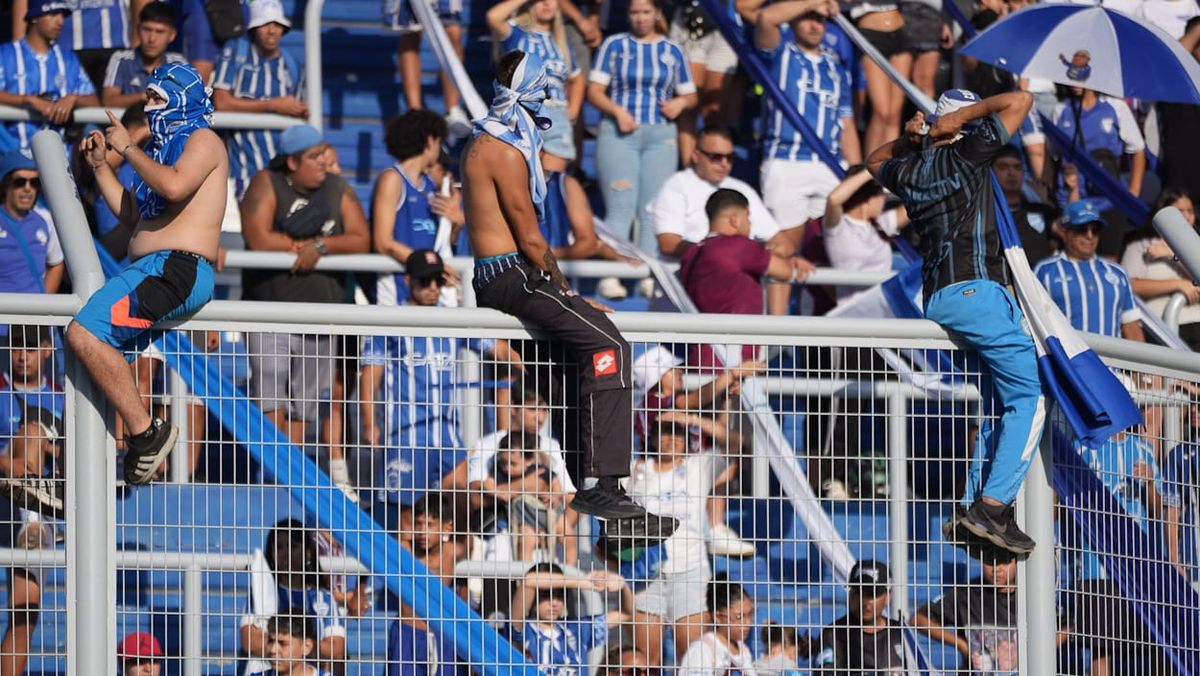 En la previa al partido frente a Ferro, hubo enfrentamientos entre los barras del Tomba y la Policía. En la previa al partido frente a Ferro, hubo enfrentamientos entre los barras del Tomba y la Policía.