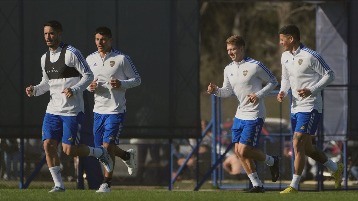 Marcos Rojo se entrena con sus compañeros de Boca, pero está en duda para el Superclásico.