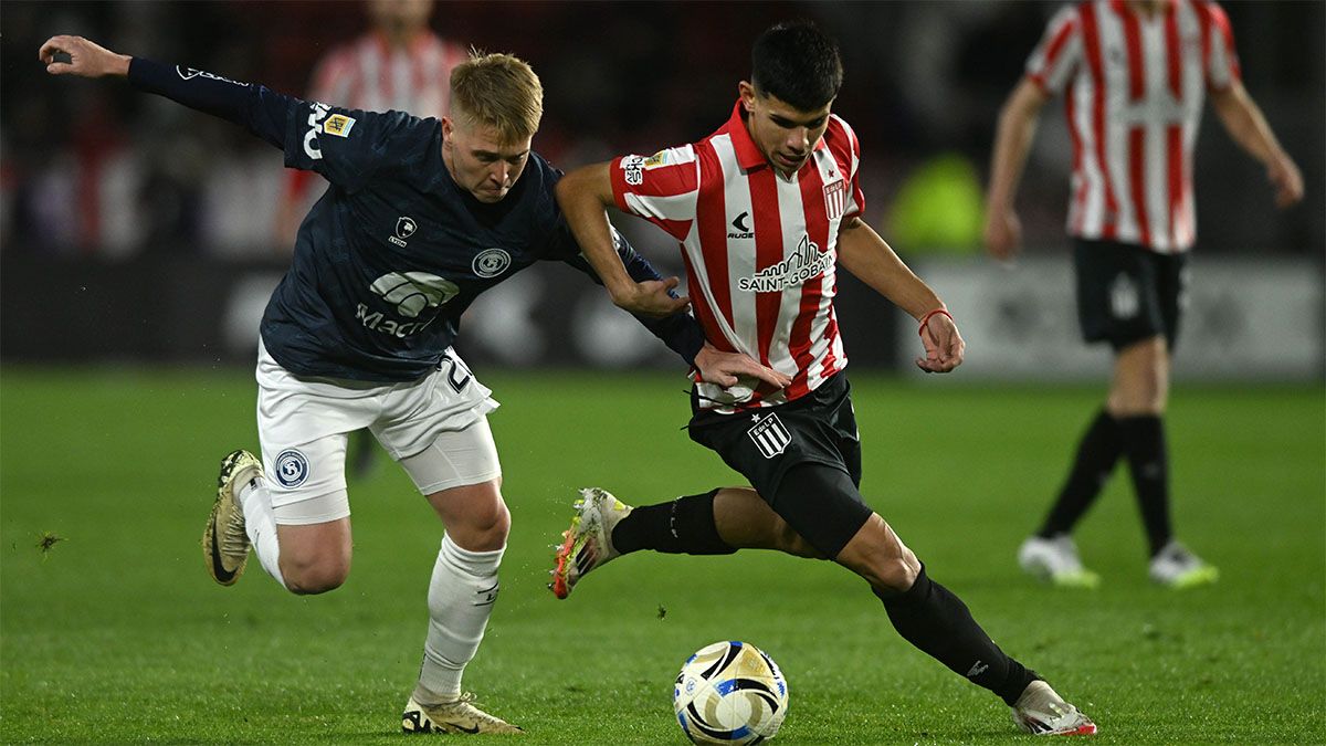 Independiente Rivadavia visita a Estudiantes de La Plata.