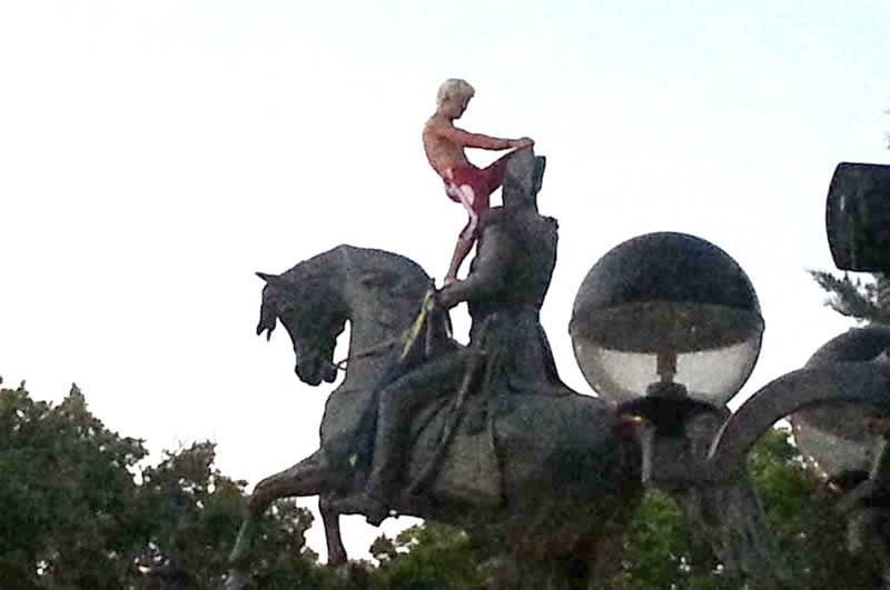 Imputaron al joven que hizo actos obscenos sobre el monumento del General San Martín