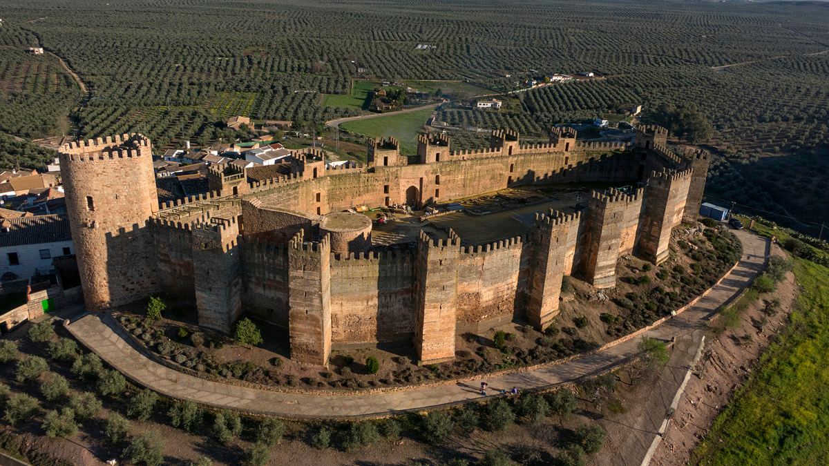 Una de sus principales atracciones del pueblo español es el Castillo de Baños de la Encina. Una de sus principales atracciones del pueblo español es el Castillo de Baños de la Encina.