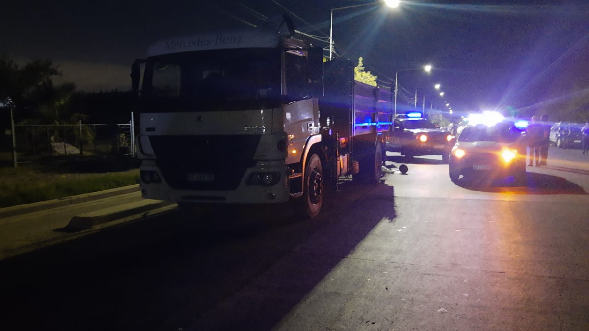 Santiago circulaba en su moto, habría sido encerrado por un auto que provocó que el joven de 18 años chocara contra el acoplado de un camión. Santiago circulaba en su moto, habría sido encerrado por un auto que provocó que el joven de 18 años chocara contra el acoplado de un camión.