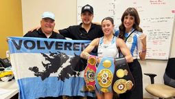 Súper campeona. Evelin Bermúdez nuestra sus tres cinturones de campeona mundial de boxeo profesional, acompañada de su papá y entrenador Nindolfo, su hermano Gustavo, y la manager Georgina Rivero, de OR Promotions.