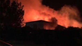 Video: se incendió una casa en el barrio Las Candelas, en Chacras de Coria