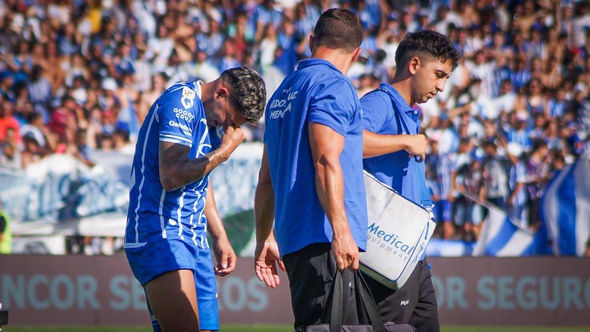 Hernán López Muñoz se fue llorando tras la lesión que sufrió. Hernán López Muñoz se fue llorando tras la lesión que sufrió.