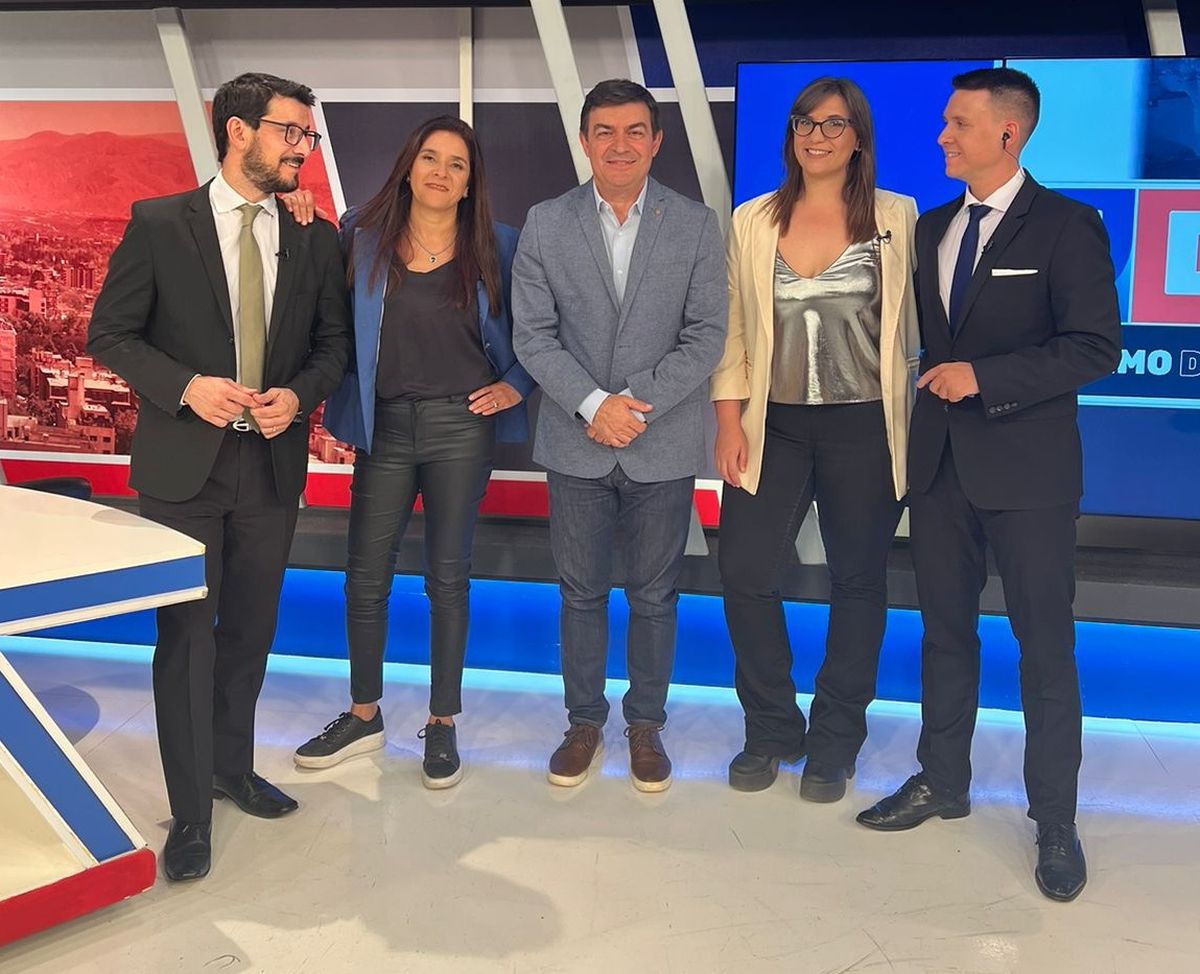 El equipo de 7D junto al entrevistado Omar De Marchi. Los periodistas Pablo Gerardi, Rosana Villegas, Agustina Fiadino y Julián Imazio dialogaron con el lujanino.