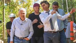 Alfredo Cornejo caminó en plena campaña por Luján junto con el intendente Esteban Allasino. Alfredo Cornejo caminó en plena campaña por Luján junto con el intendente Esteban Allasino.