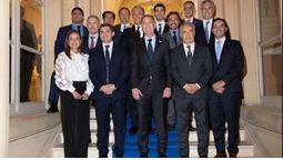 Cornejo con Santilli y los demás gobernadores que participan del viaje junto a Javier Milei en Francia.&nbsp;