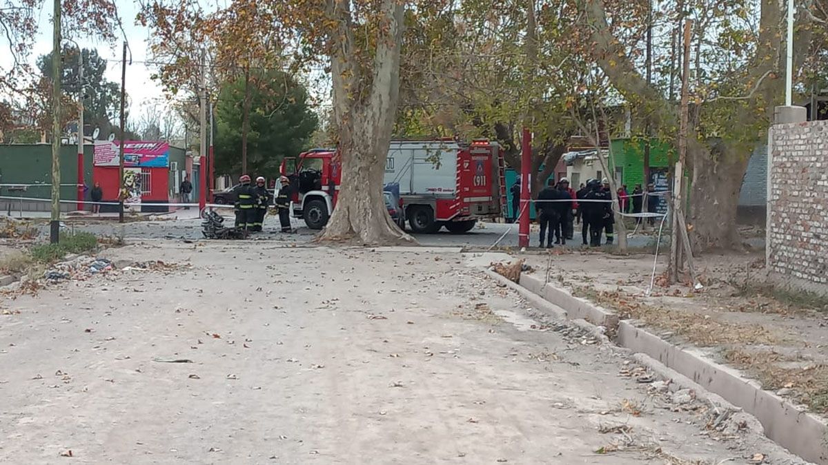 El conductor del auto, de 37 años, salió del vehículo por sus porpios medios. Caminó varios metros y los vecinos lo agarraron pensando que iba a escapar, pero en ese momento notaron que estaba en shock por lo ocurrido. El conductor del auto, de 37 años, salió del vehículo por sus porpios medios. Caminó varios metros y los vecinos lo agarraron pensando que iba a escapar, pero en ese momento notaron que estaba en shock por lo ocurrido.