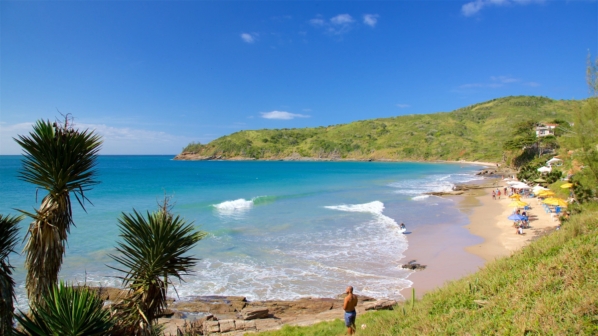 Esta playa se ubica en Búzios, Brasil.