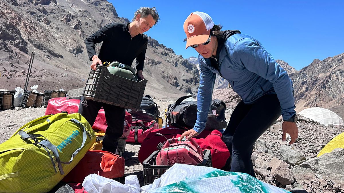 Preparando el regreso a casa después de hacer cumbre en el Aconcagua.