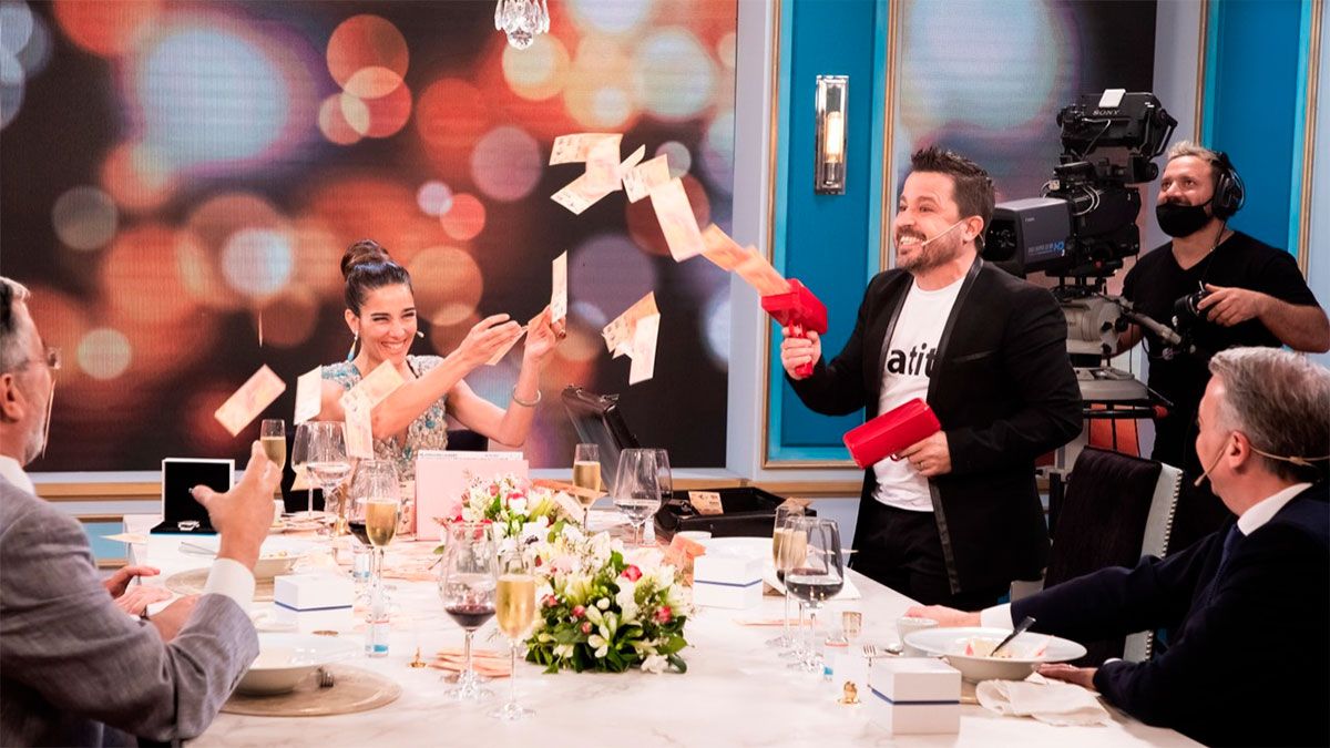 Martín Tetaz usó una pistola emisora de billetes para explicar el 