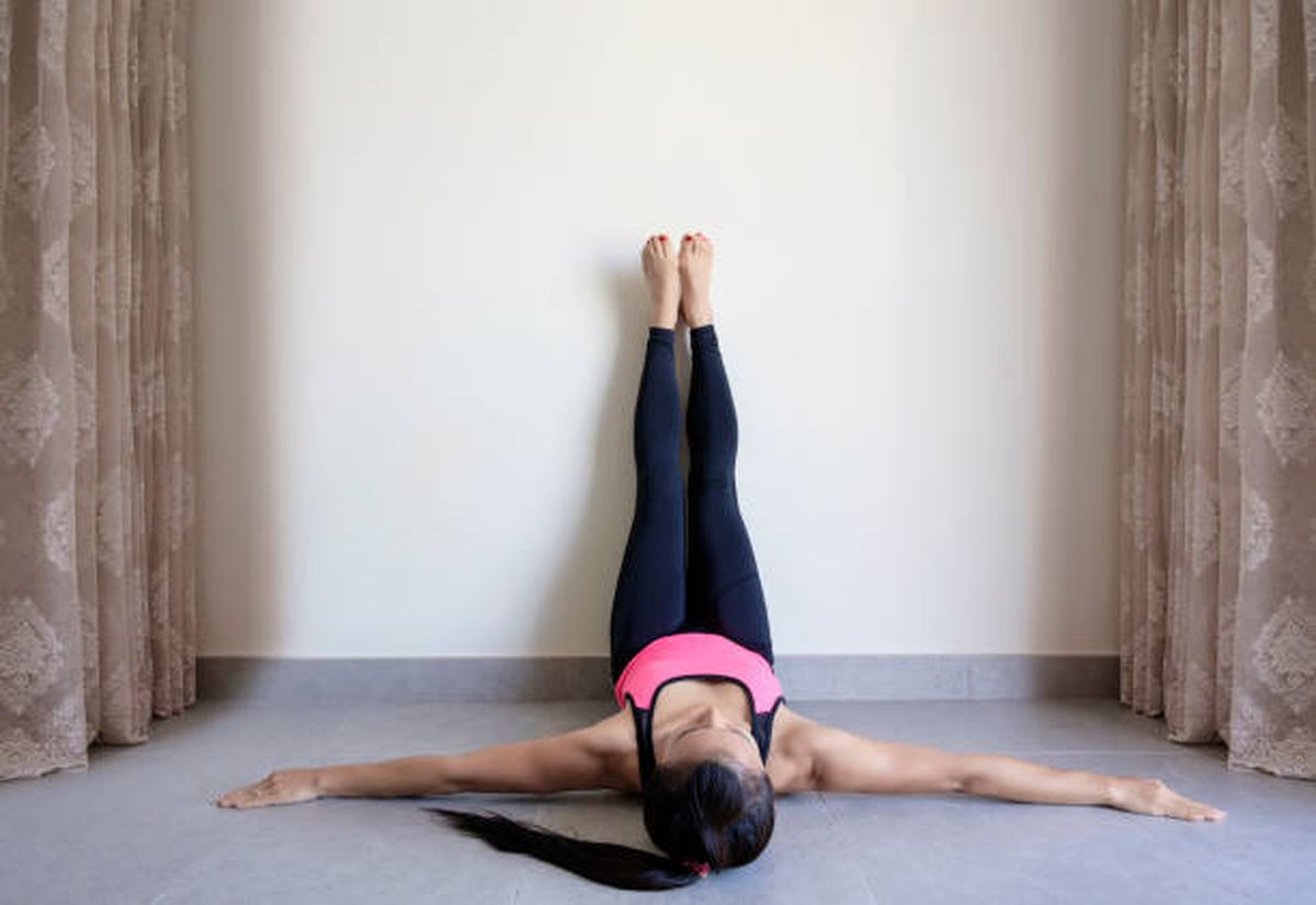 Este ejercicio de pilates lo debes hacer con ayuda de la pared. Este ejercicio de pilates lo debes hacer con ayuda de la pared.