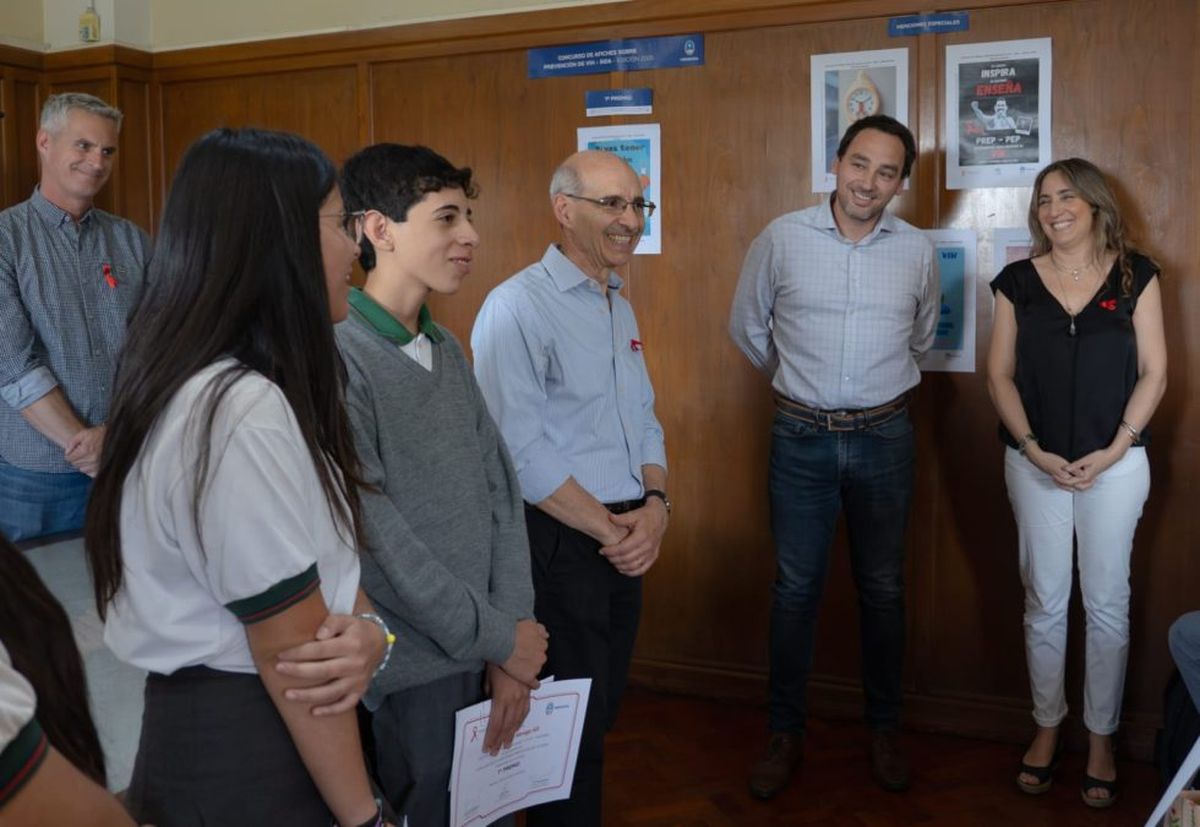 Estudiantes de la Escuela República Italiana ganaron el concurso de flyers sobre SIDA