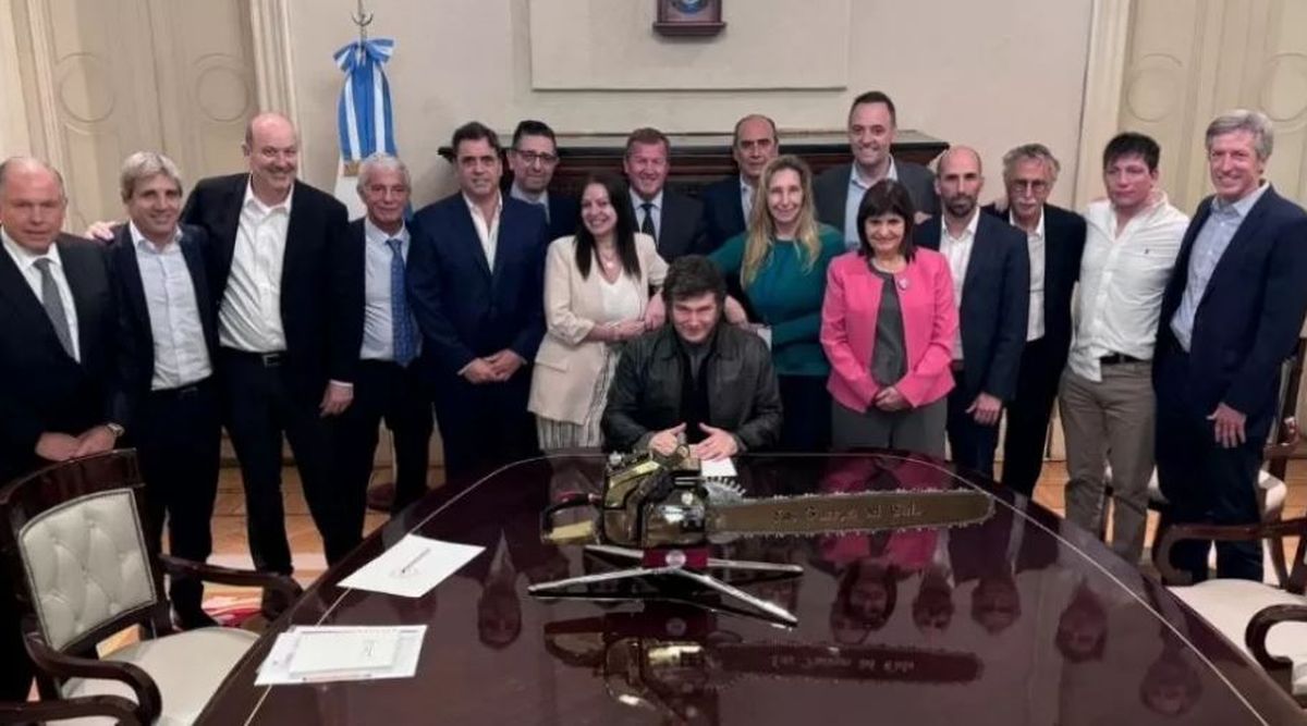 Javier Milei y parte de su equipo, con la motosierra.
