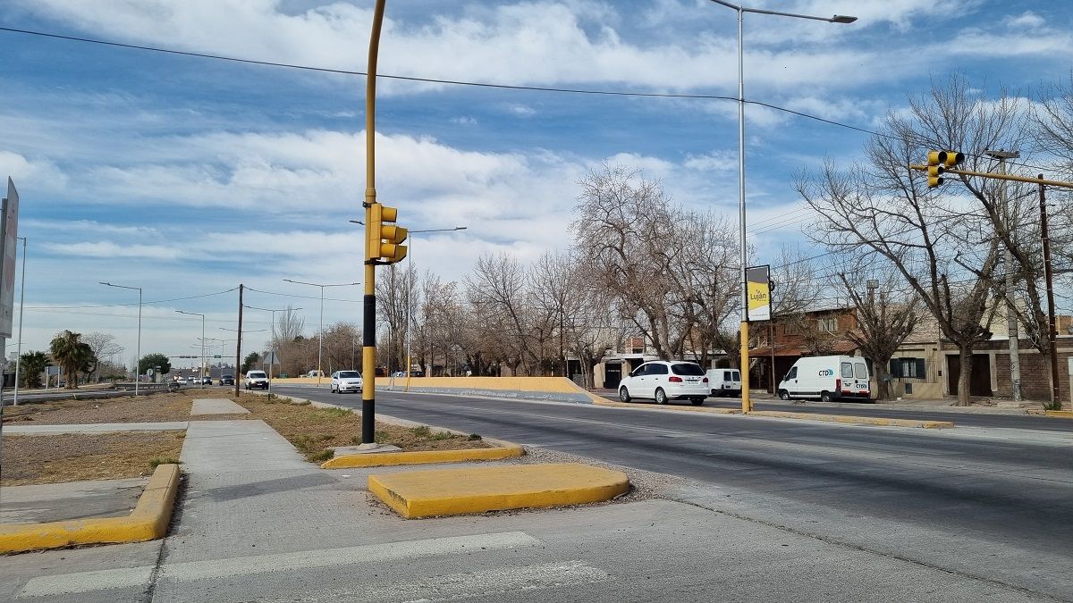 Acceso Sur y Paso es uno de las principales arterias de tránsito y la solución para los ciclistas todavía es nula. Acceso Sur y Paso es uno de las principales arterias de tránsito y la solución para los ciclistas todavía es nula.