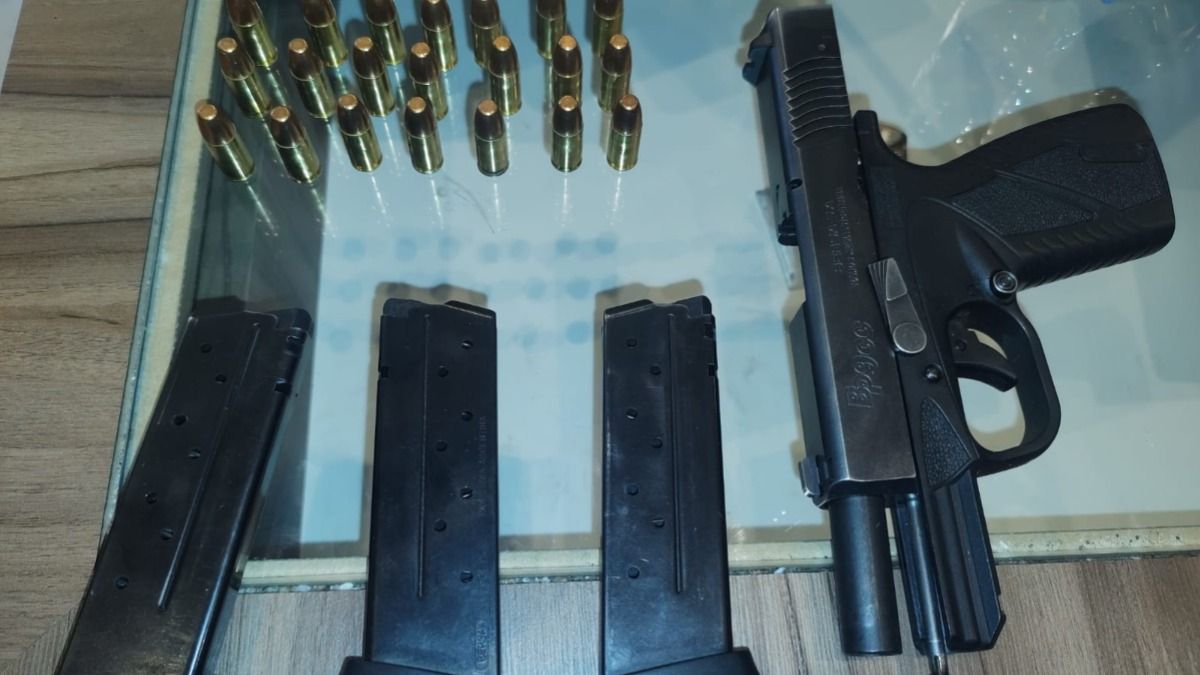 Una de las armas secuestradas durante los operativos.