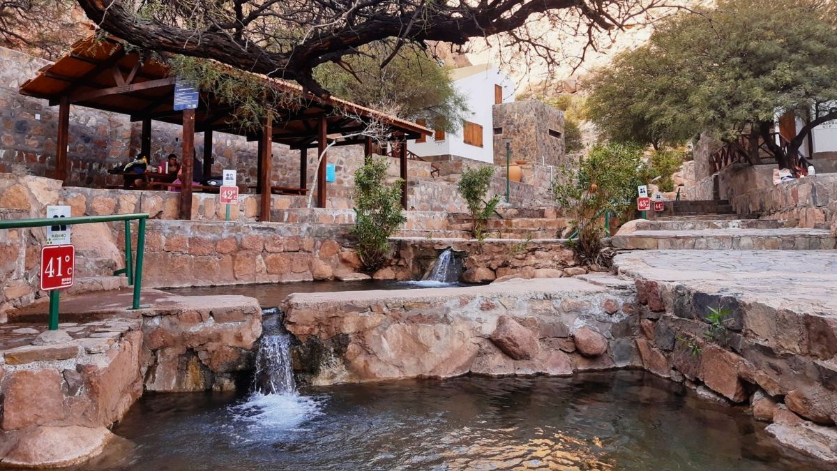 En medio de las termas naturales del pueblo hay varios hospedajes. En medio de las termas naturales del pueblo hay varios hospedajes.