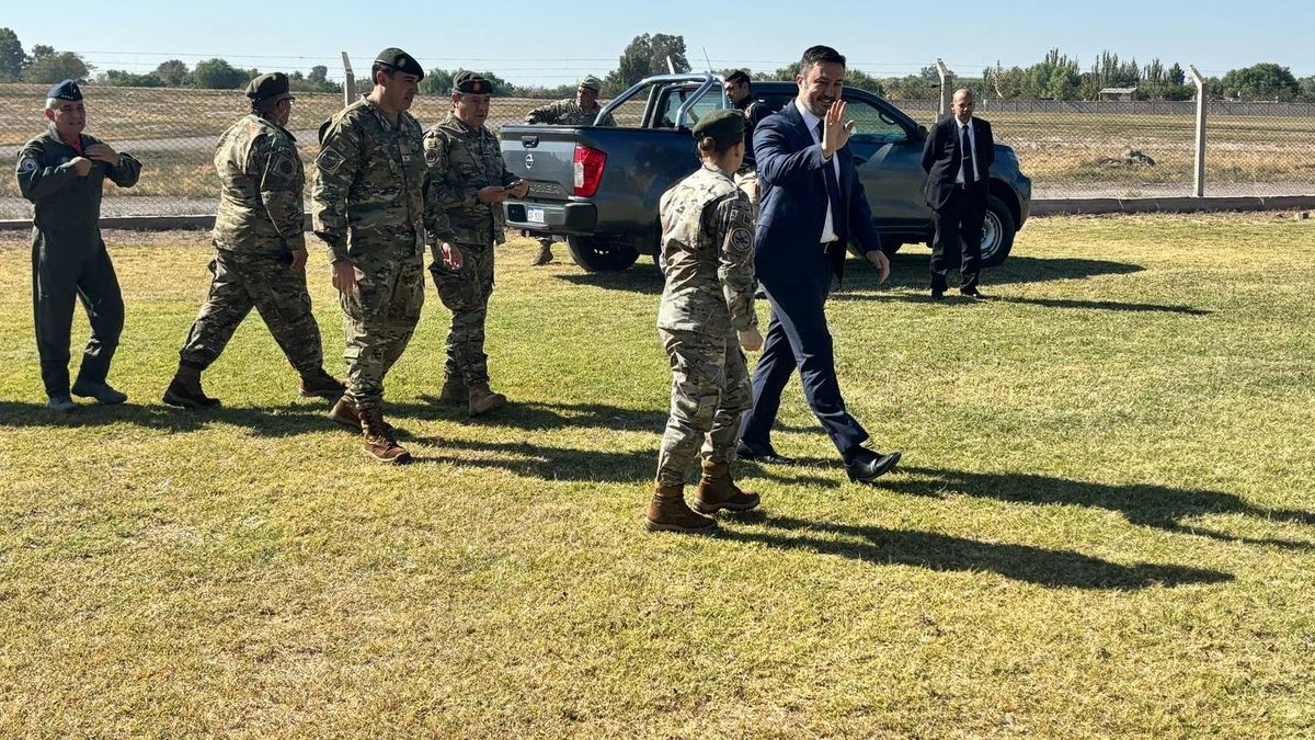 El ejército recibió dos helicópteros Bell 407 nuevos. Luis Petri los presentó en la IV Brigada Aérea. El ejército recibió dos helicópteros Bell 407 nuevos. Luis Petri los presentó en la IV Brigada Aérea.