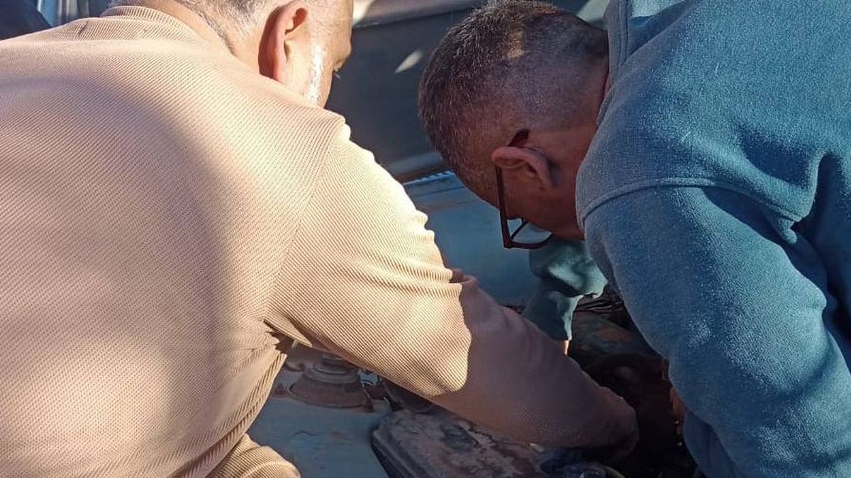 Los docentes de Palmira intentan reparar el auto. Los docentes de Palmira intentan reparar el auto.