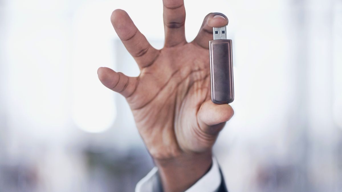 Los pendrives fueron muy usados anteriormente. Pero, la desaparici&oacute;n del puerto USB-A en equipos modernos, su lentitud y poca capacidad dificulta y acelera su reemplazo por tecnolog&iacute;as m&aacute;s actuales.