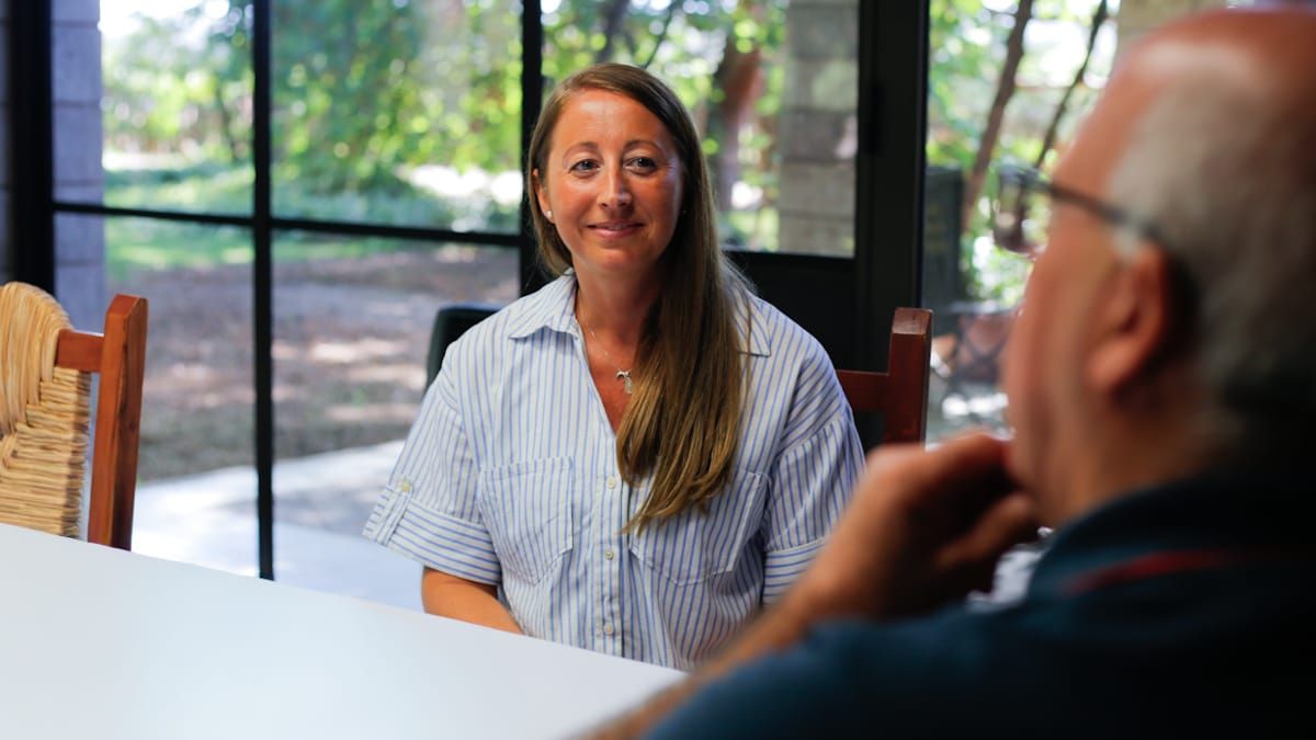 Laura coincide con Jorge en que el vino hay que tomarlo como sea, porque para ella Laura coincide con Jorge en que el vino hay que tomarlo como sea, porque para ella
