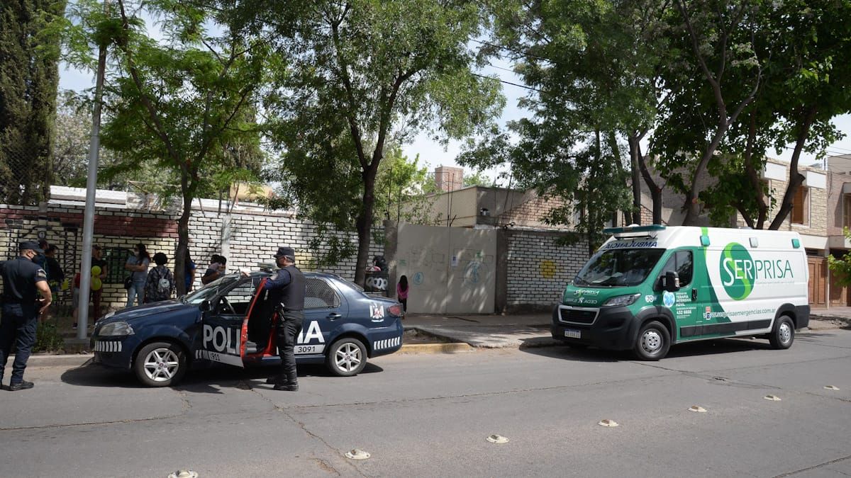 Por el clima de tensión hubo custodia policial en el ingreso a la escuela Falcitelli.