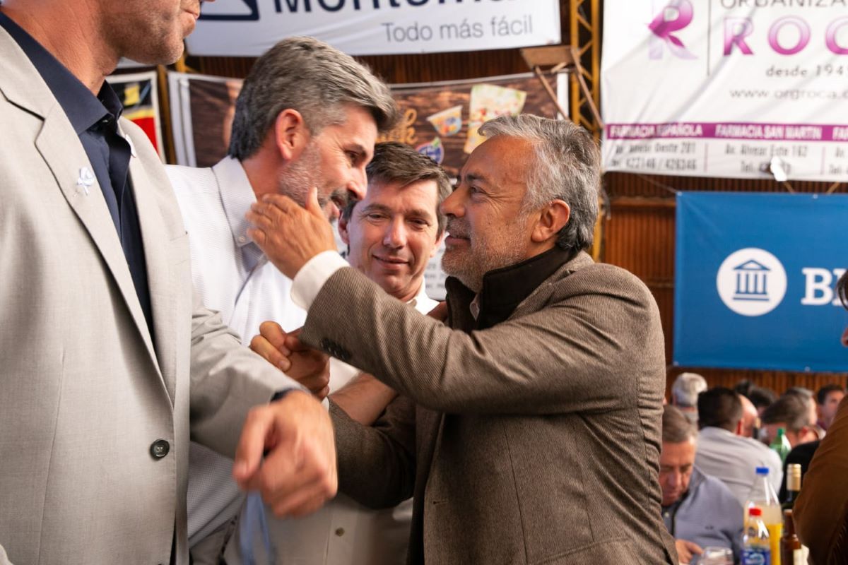 Cornejo en el Sur junto a Ulpiano Suarez. El gobernador habló en la Fiesta de la Ganadería sobre los fondos de Portezuelo. Cornejo en el Sur junto a Ulpiano Suarez. El gobernador habló en la Fiesta de la Ganadería sobre los fondos de Portezuelo.