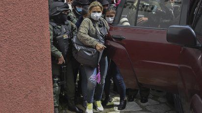 Leanine Áñez al momento de ser traslada a una unidad penitenciaria para mujeres, situada en las afueras de La Paz, e ingreso como la interna 260 al penal de mujeres 