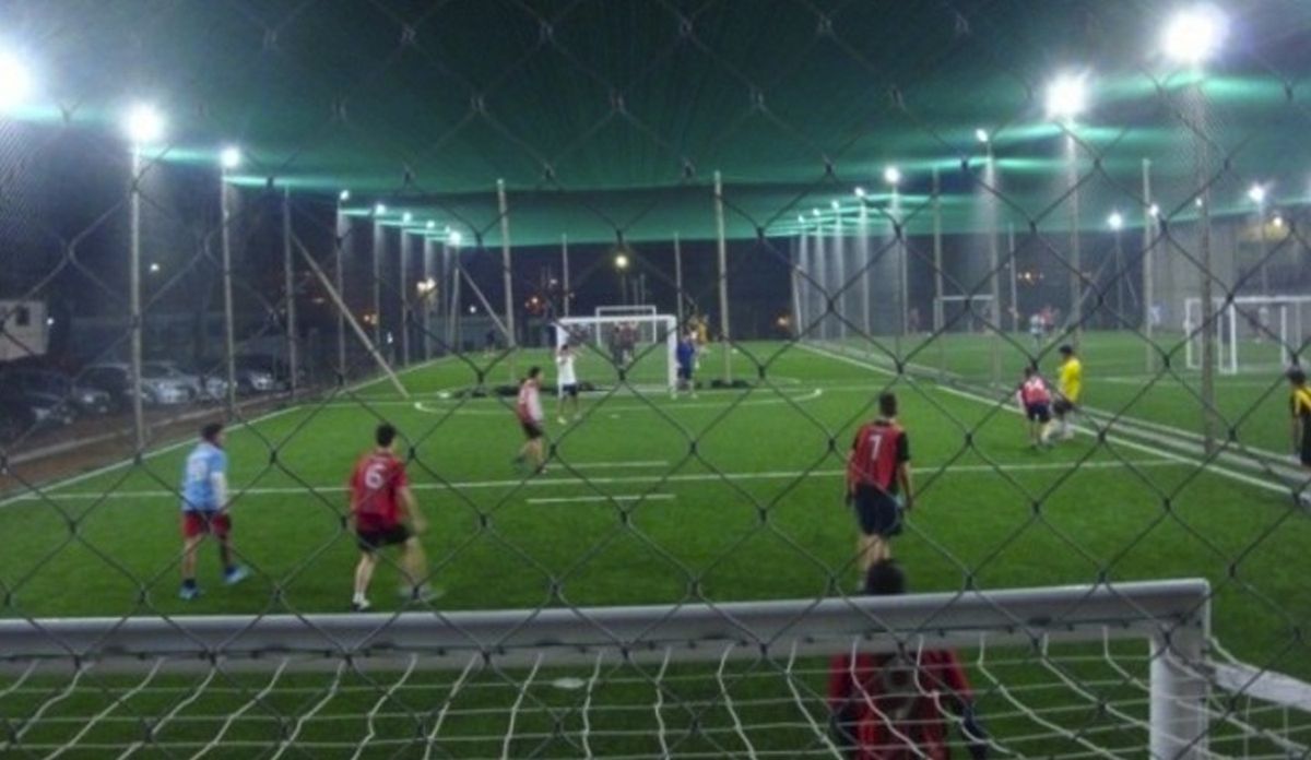 En una cancha de fútbol 5 un escribano se lesionó, fue a la justicia y el dueño del predio deberá pagarle. Imagen ilustrativa. En una cancha de fútbol 5 un escribano se lesionó, fue a la justicia y el dueño del predio deberá pagarle. Imagen ilustrativa.