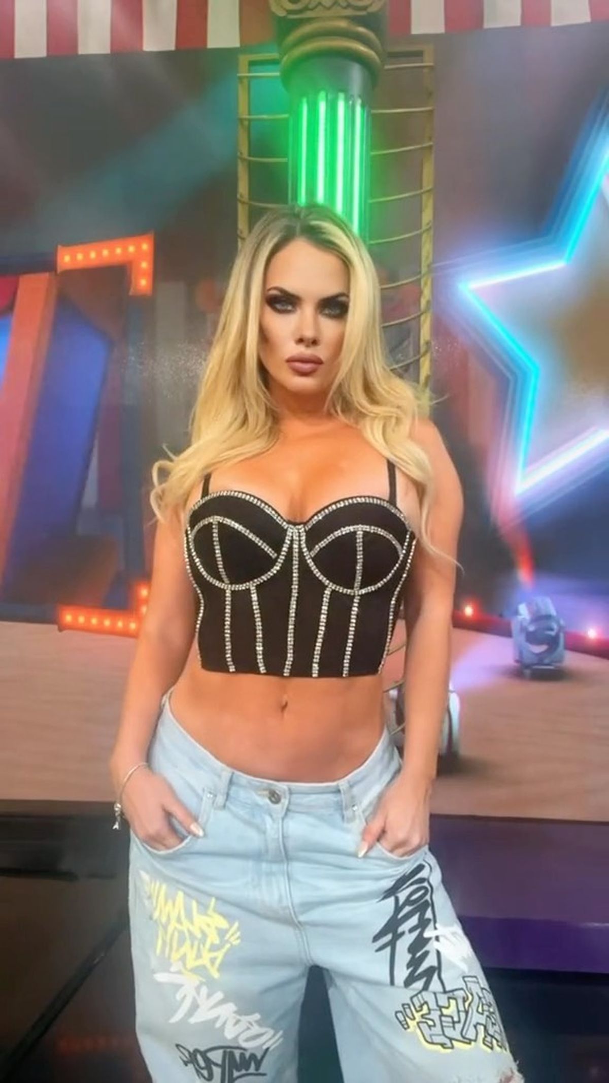 Presumiendo bustier ultra shiny, Alejandra Maglietti paraliza la noche primaveral. Presumiendo bustier ultra shiny, Alejandra Maglietti paraliza la noche primaveral.