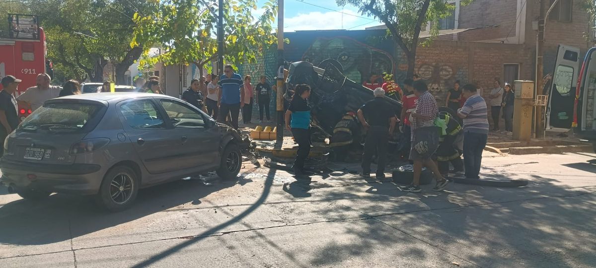 Intenso trabajo de los rescatistas para socorrer a las personas que iban en el auto que volcó en Ciudad. Foto: Ministerio de Seguridad. Intenso trabajo de los rescatistas para socorrer a las personas que iban en el auto que volcó en Ciudad. Foto: Ministerio de Seguridad.