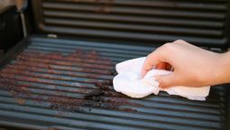 Elimina la grasa y suciedad de la plancha de cocina con estos trucos y déjala impecable