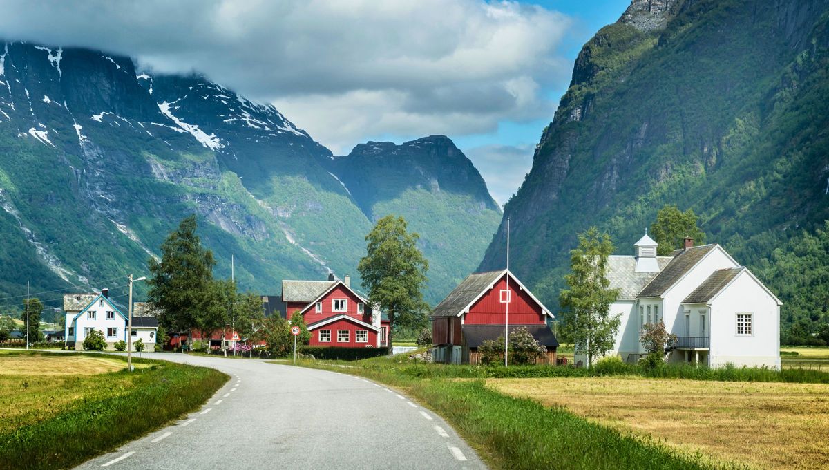 Las vistas a través de las montañas son espectaculares, ya que está situado a pie de mar y los acantilados conforman un paisaje más que interesante en este lugar de pescadores Las vistas a través de las montañas son espectaculares, ya que está situado a pie de mar y los acantilados conforman un paisaje más que interesante en este lugar de pescadores