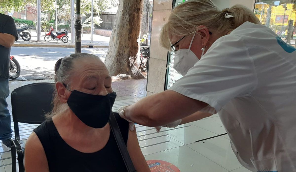 La farmacia La Pirámide del centro de Mendoza ya comenzó con la vacunación contra el Covid. Foto: Marcela Navarro / El Siete