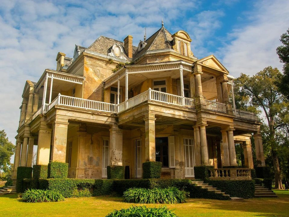 A menos de 20 minutos de San Vicente se encuentra el Castillo Guerrero, de Domselaar. A menos de 20 minutos de San Vicente se encuentra el Castillo Guerrero, de Domselaar.