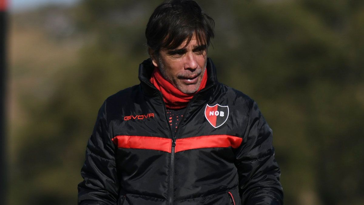 Javier Sanguinetti, DT de Newell's, el puntero de la Liga Profesional