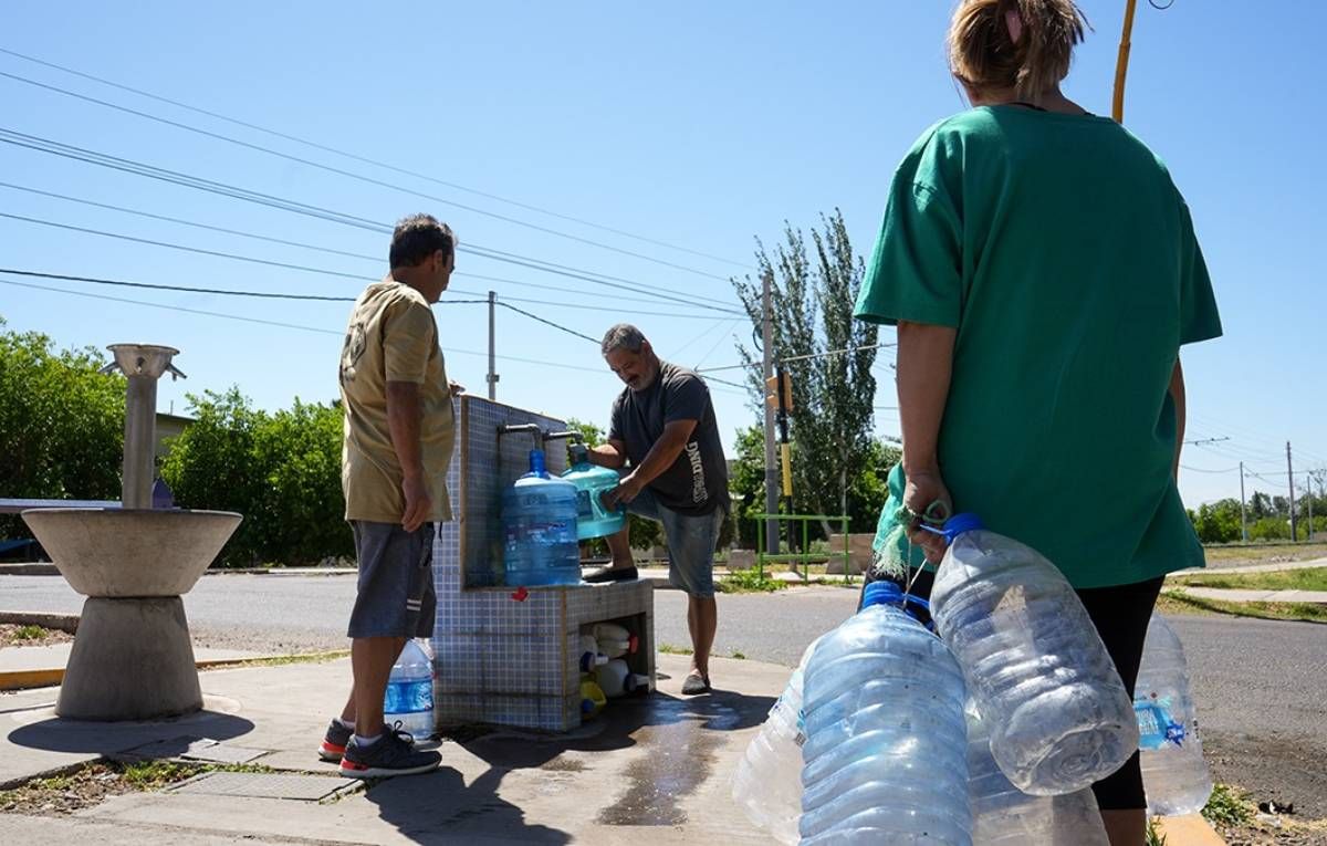 Colas para sacar agua que según la leyenda urbana viene de la montaña. Aysam e Irrigación aclararon provienen de las plantas potabilizadoras. Colas para sacar agua que según la leyenda urbana viene de la montaña. Aysam e Irrigación aclararon provienen de las plantas potabilizadoras.