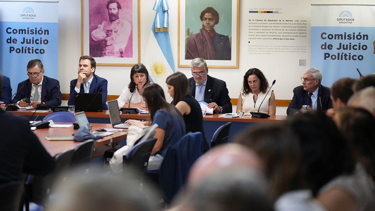 Diputados integrantes de la Comisión de Juicio Politico durante la reunión.