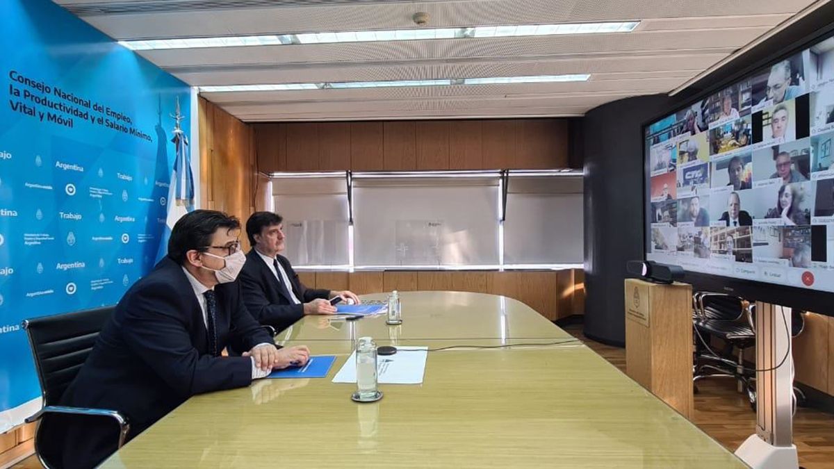 El ministro Claudio Moroni presidió el encuentro virtual entre los representantes de los gremios y el sector empresario, donde se acordó el aumento del salario mínimo.