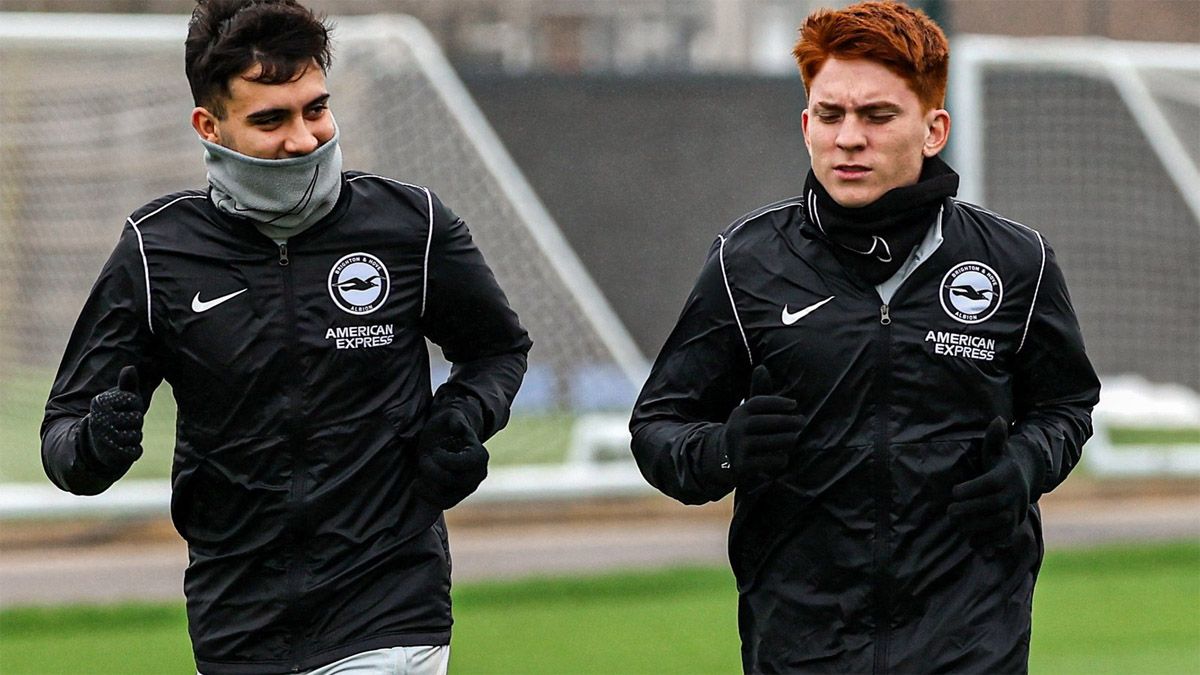 Valentín Barco habla con un compañero del Brighton.