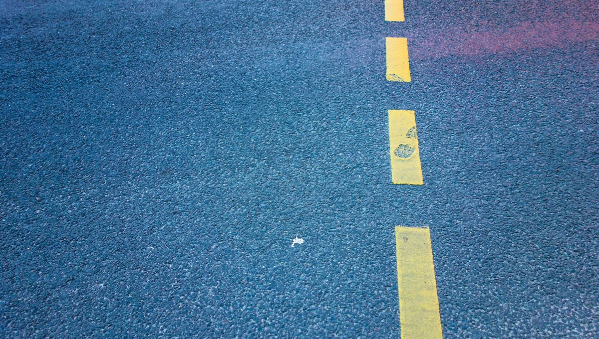 Cuando la línea amarilla es discontinua o punteada indica que se puede adelantar, siempre y cuando el conductor lo haga con precaución Cuando la línea amarilla es discontinua o punteada indica que se puede adelantar, siempre y cuando el conductor lo haga con precaución