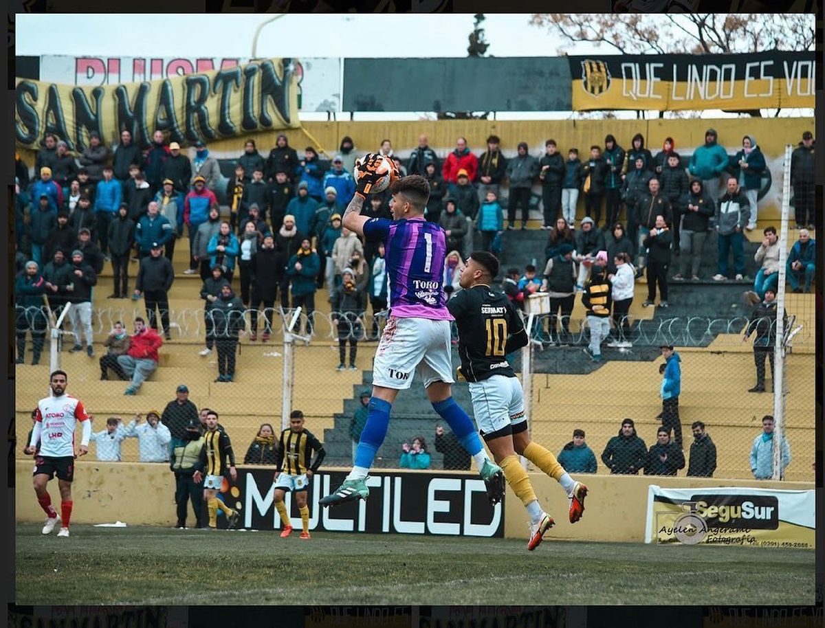 El arquero de Huracán Las Heras Ignacio Acordino fue la gran figura en el empate ante Olimpo en Bahía Blanca.