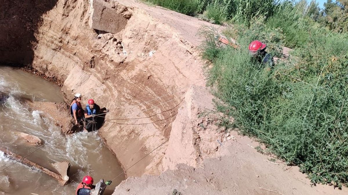 Los Bomberos hicieron un anclaje especial para sacar a la víctima antes de nuevos derrumbes. Los Bomberos hicieron un anclaje especial para sacar a la víctima antes de nuevos derrumbes.
