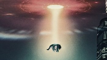 Netflix: una mujer que denunció abducción extraterrestre quiere demandar a la plataforma por esta miniserie