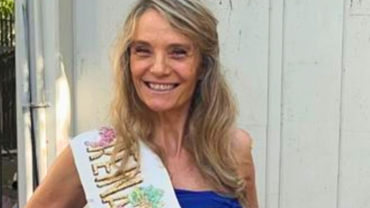 La reina de la Vendimia sw 1988, Marcela Gaua, perdió la banda original que recibió cuando fue electa.