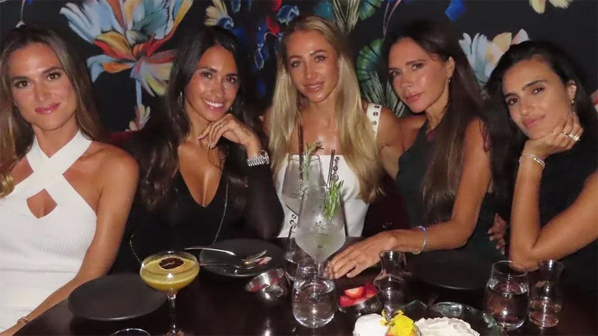 Antonela Roccuzzo y Victoria Beckham compartieron una cena con amigas en Miami.