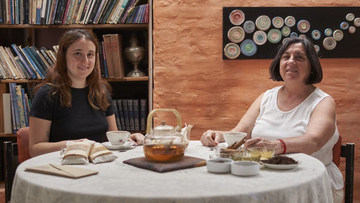 Madre e hija diseñan infusores reutilizables para té en hebras y son un éxito.