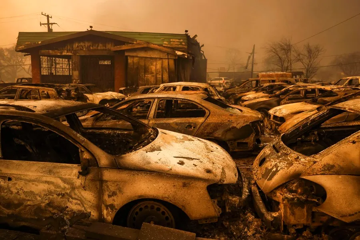 Daños causados por el incendio Eaton, cerca de Los Ángeles en California. Este incendio dejó como saldo dos muertos. Crédito: EFE/Caroline Brehman. Daños causados por el incendio Eaton, cerca de Los Ángeles en California. Este incendio dejó como saldo dos muertos. Crédito: EFE/Caroline Brehman.